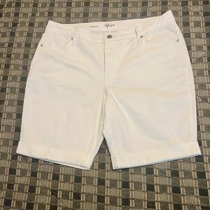 White denim Bermuda shorts. Front and back pockets